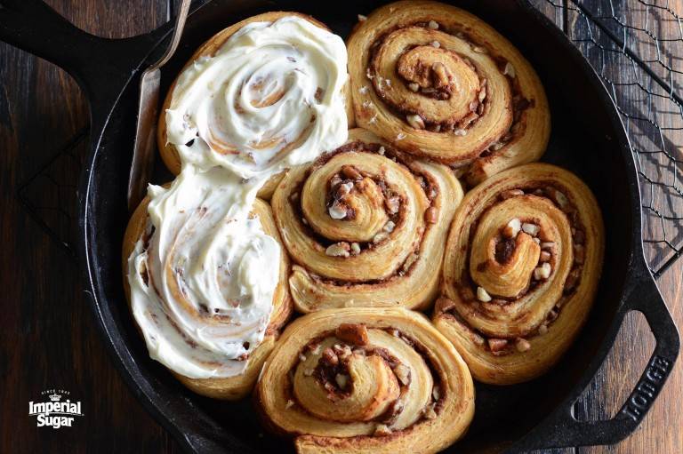 Banana-Cinnamon-Rolls-with-cream-cheese-frosting-imperial-768x511.jpg