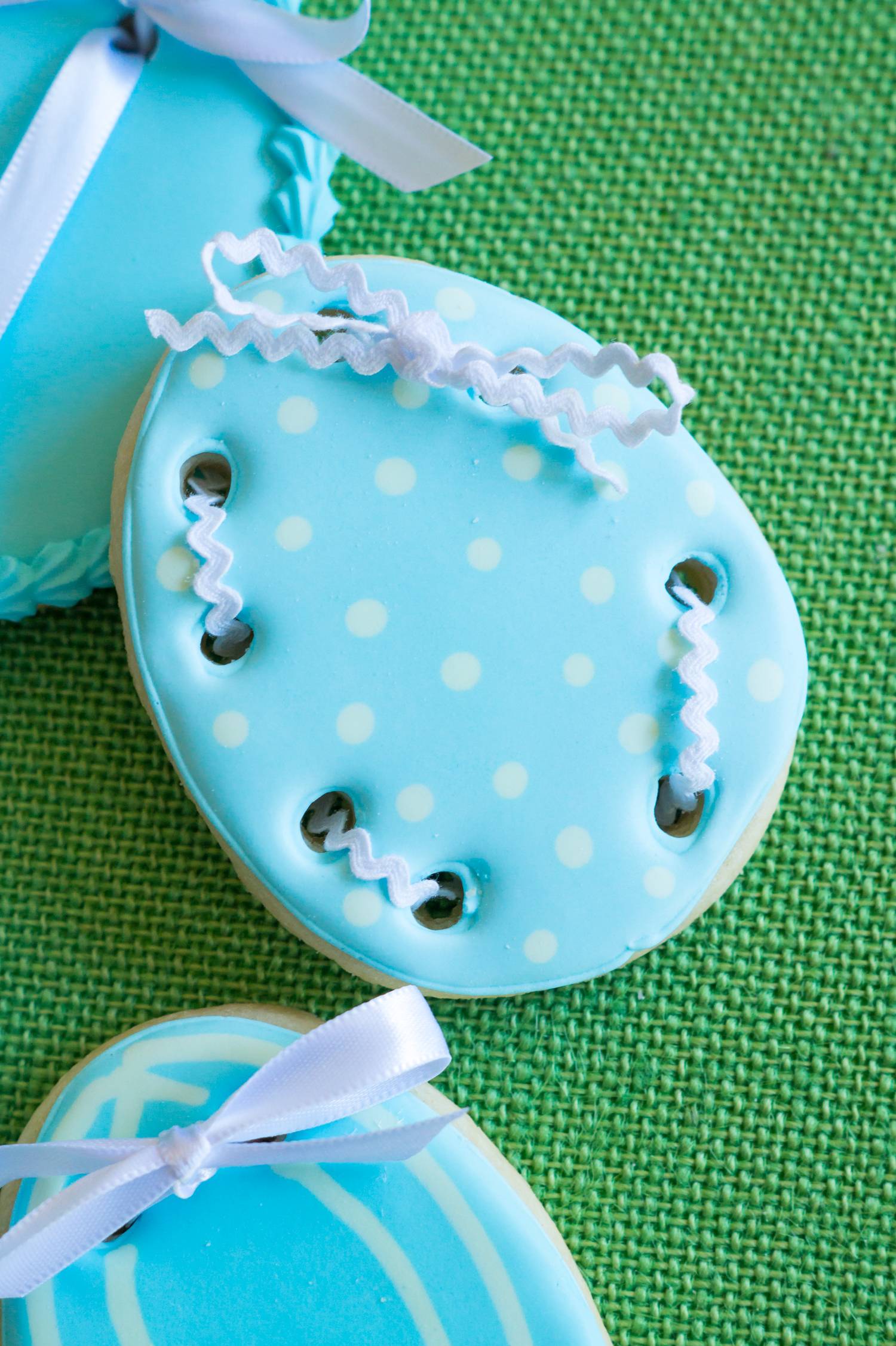 Ribbon Easter Egg Cookies - thread
