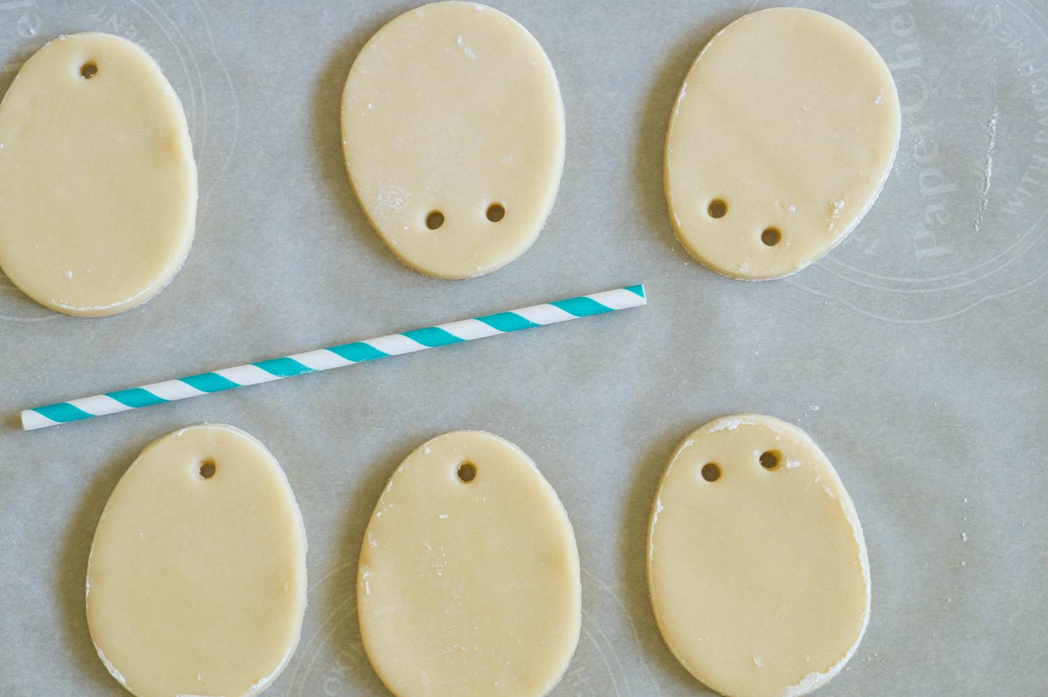 Ribbon Easter Egg Cookies -straw