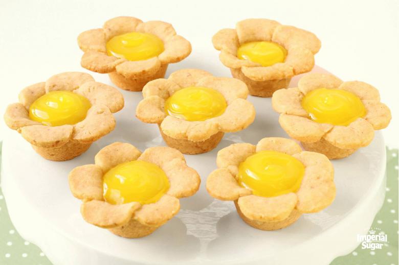 Daisy Cookie Cups with Lemon Curd
