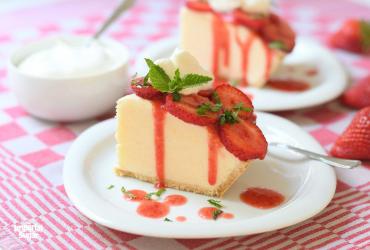 Peach Ice Cream Pie With Strawberries imperial